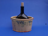 Seitenansicht des gelben Keramik Weinkühlers für Boxboidl Flaschen mit einer Wein Flasche
