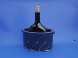 Eine Ansicht des Keramik Weinkühlers mit Boxboidl Flasche abgebildet auf blauem Hintergrund