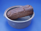 Steinzeug Keramik Brottopf offen mit einem Brot abgebildet auf blauem Hintergrund. Dieser Brottopf ist Glasiert innen und außen und hält Ihr Brot frisch für viele Tage.