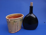 Bild eines Keramik Weinkühlers für Boxboidl Flaschen mit einer Boxboidl Flasche daneben. 