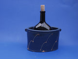 Blauer Keramik Weinkühler für Boxboidl auf blauem Hintergrund