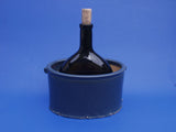 Blauer Keramik Weinkühler für Boxboidl, unbemalt und auf blauem Hintergrund