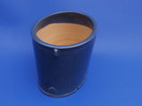 Seitenansicht des blauben unbemalten Keramik Weinkühlers für Boxboidl Flaschen, in Handarbeit hergestellt, glasiert und gebrannt