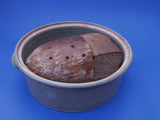 Ein weiteres Bild dieses Keramik Brottopfes mit Brot bestückt, Töpfer Handarbeit und ein Unikat, perfekt als Geschenk oder für Zuhause