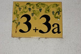 Hausnummernschild Keramik Gelb mit Weinreben Dekor - dünn zum kleben